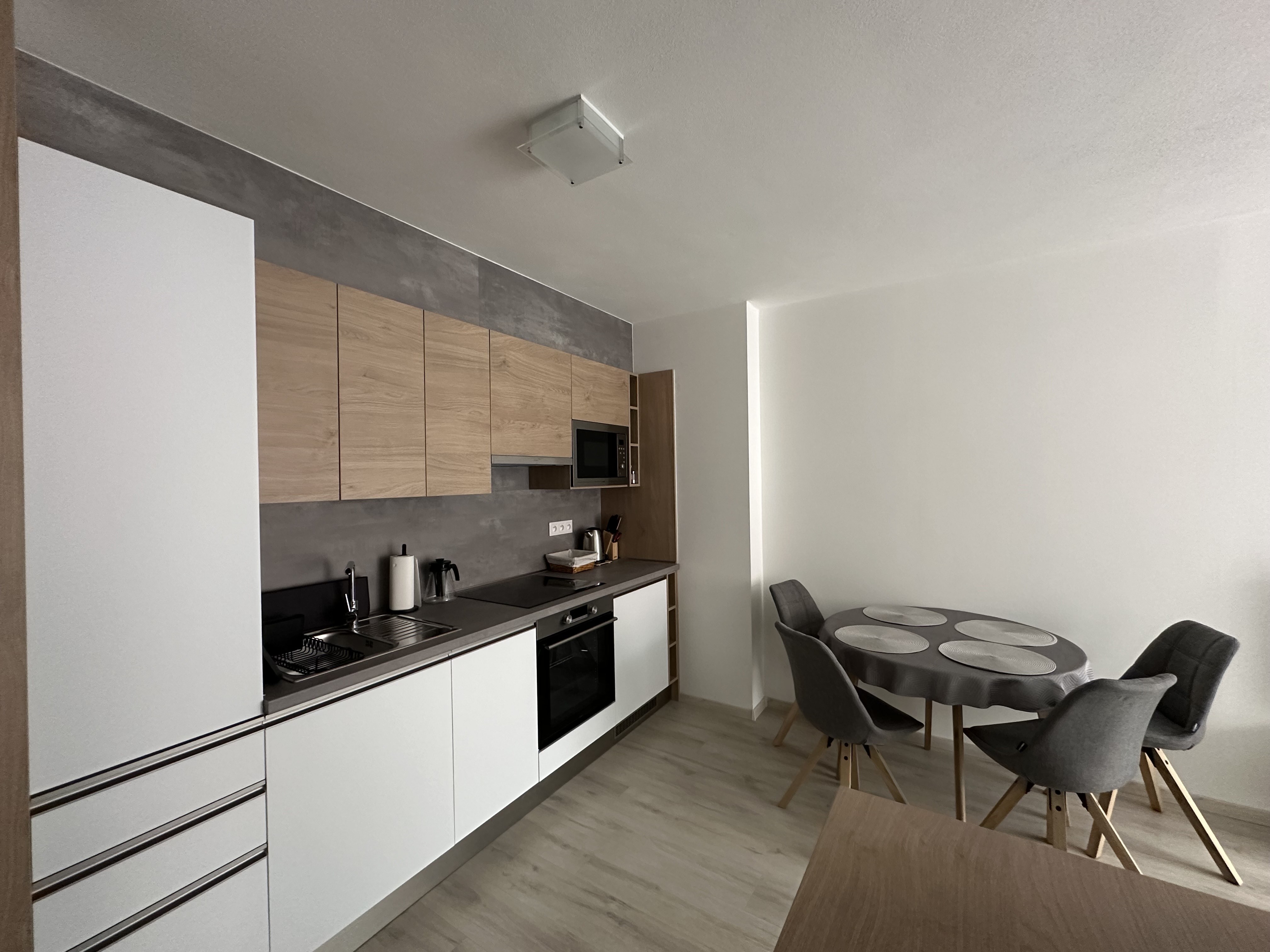 PREDANÉ! PREDAJ, 2 IZBOVÝ BYT S PARKOVACÍM STÁTIM, SVIT