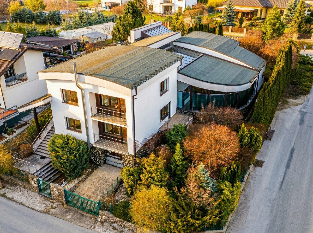 Luxusné bývanie alebo podnikanie: nehnuteľnosť s bazénom, Žilina - Budatín, Cena: 749.000€