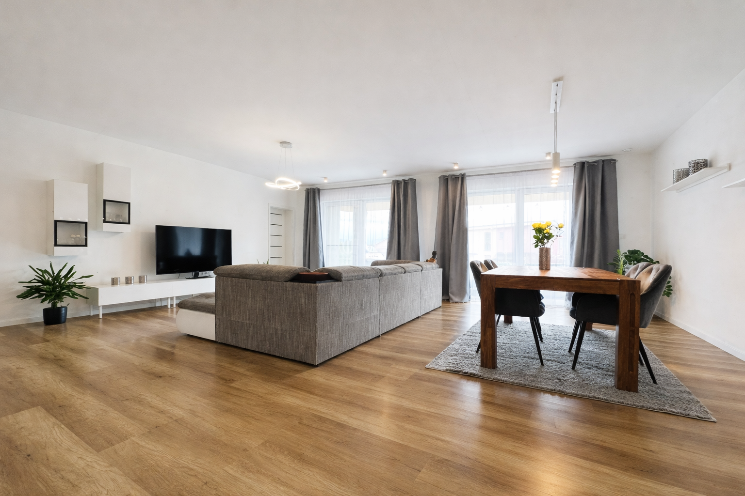 MODERNÝ 5 IZBOVÝ BUNGALOV S TERASOU A POZEMKOM, BITAROVÁ